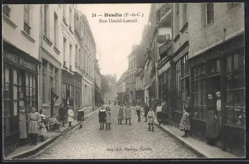 AK Hesdin /P.-de-C., Rue Daniel-Lereuil avec enfants et commerces