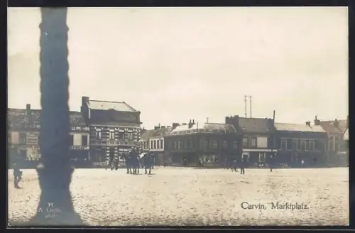 AK Carvin, Place du Marché animée avec bâtiments historiques