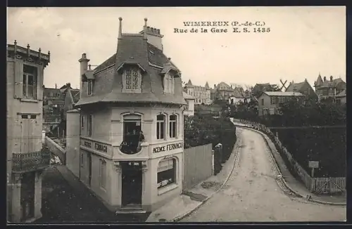 AK Wimereux /P.-de-C., Rue de la Gare avec maison à l`angle et vue sur la rue sinueuse