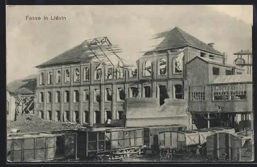 AK Liévin, Fosse en ruines avec wagons de transport minier