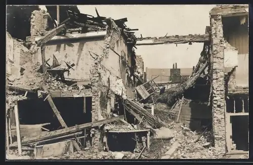 AK Bapaume, Maisons détruites dans la ville après un bombardement en novembre 1916