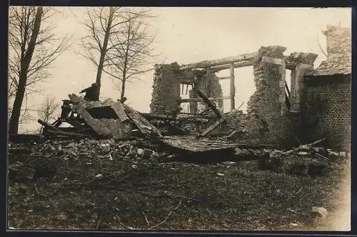 AK Riencourt-lès-Bapaume, Maison détruite avant l`évacuation du village