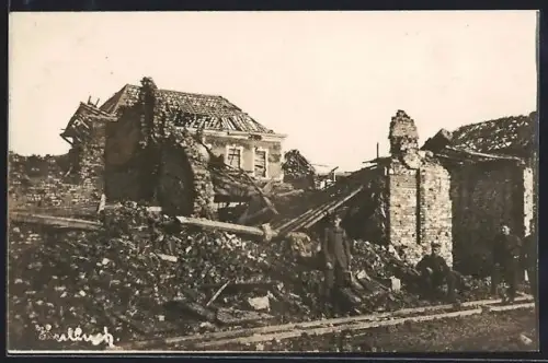 AK Hulluch, Ruines d`après bataille avec des soldats devant