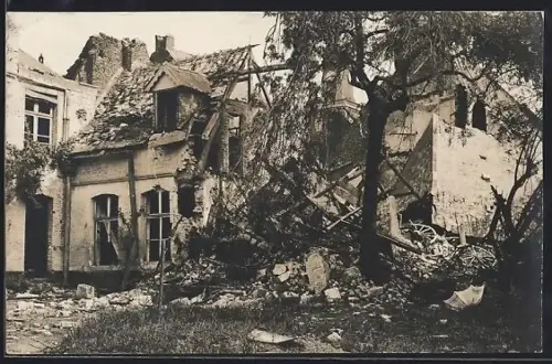 AK Bapaume, Maison en ruines après bombardement en Picardie