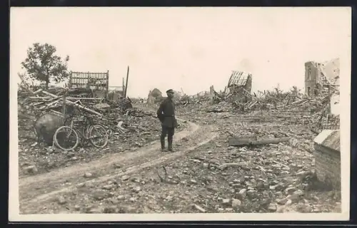 AK Neuvireuil, Soldat inmitten des zerstörten Ortes