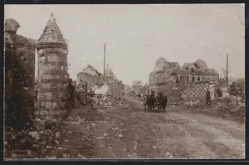 AK Havrincourt, Rue en ruines après la guerre avec charrette tirée par des chevaux