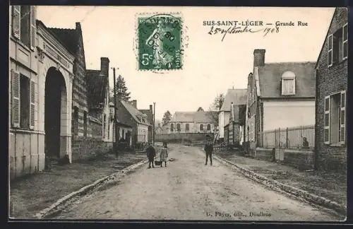 AK Sus-Saint-Léger, Grande Rue avec villageois et bâtiments historiques