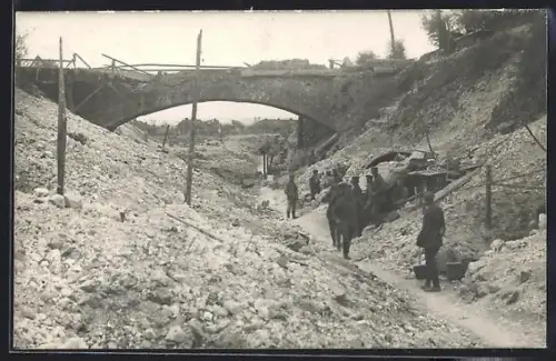 AK Lens, Pont détruit avec soldats et chevaux dans un paysage de guerre