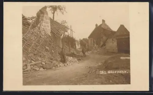 AK Givenchy, Rue avec bâtiments en ruine après un bombardement