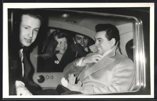 Foto-AK Opernsänger Mario Lanza in einem Auto sitzend