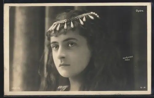 Foto-AK Atelier Reutlinger, Paris, Schauspielerin Hatto blickt in die Ferne