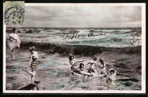 Foto-AK NPG Nr. 455/12: Damen in Badeanzügen im Meer
