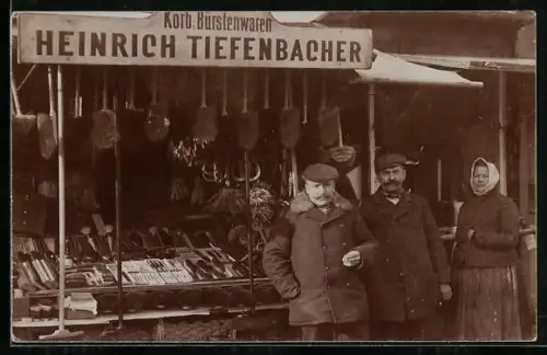 Foto-AK Korb- u. Bürstenwaren Heinrich Tiefenbacher, Personen vor dem Marktstand