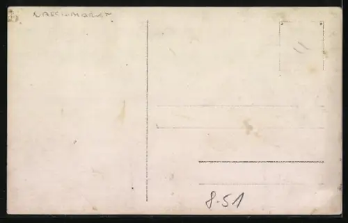 Foto-AK Korb- u. Bürstenwaren Heinrich Tiefenbacher, Personen vor dem Marktstand