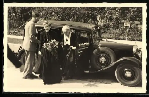 Foto-AK Früher Mercedes Benz, Zwei Frauen steigen aus dem Auto