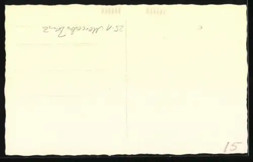 Foto-AK Früher Mercedes Benz, Zwei Frauen steigen aus dem Auto