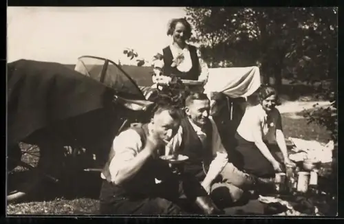 Foto-AK Gruppenbild von vier Personen vor einem Motorrad