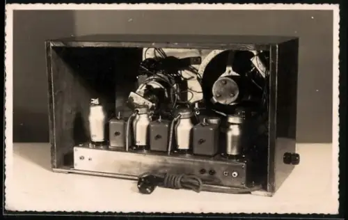 AK Radio mit geöffneter Rückseite zeigt das Innenleben