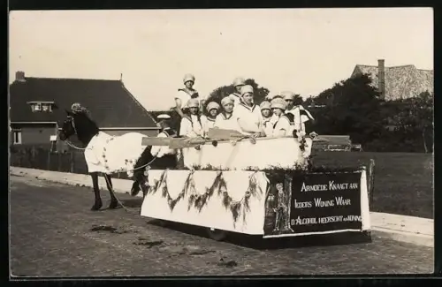 Foto-AK Jugendliche sitzen auf einem Festwagen der Anti-Alkohol-Bewegung