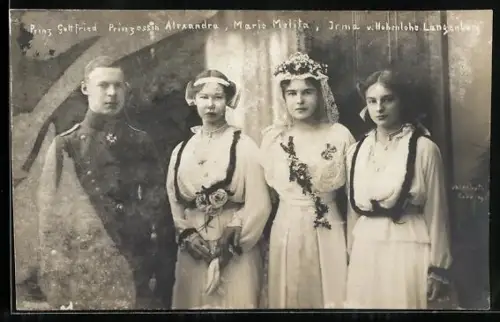 AK Prinz Gottfried, Prinzessinnen Alexandra, Maria Melita und Irma von Hohenlohe Langenberg bei der Hochzeit