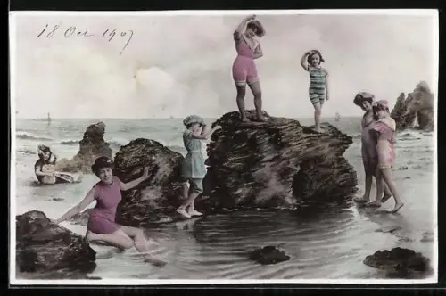 AK Mädchen und Frau zwischen Felsen am Meer