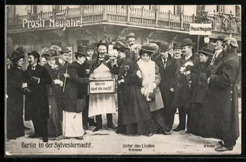 AK Berlin, Unter den Linden am Café Kranzler, Gruppe von Sylvester-Feiernden