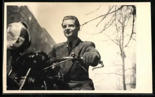 Foto-AK Motorrad mit Fahrer aus der Froschperspektive
