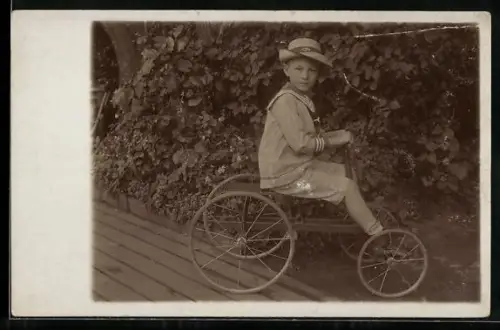 Foto-AK Kleiner Junge auf einem Spielzeugauto