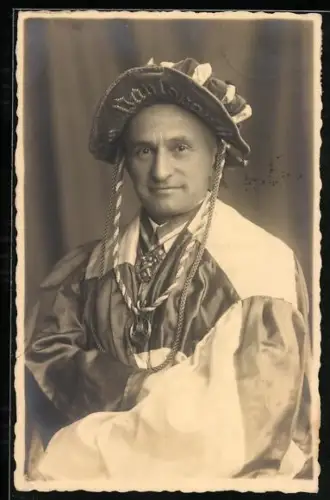 Foto-AK Köln, Karneval, Portrait eines Bürgers im Kostüm mit Abzeichen