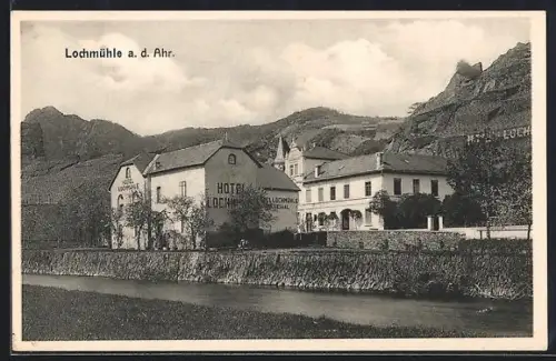 AK Lochmühle a. d. Ahr, Flusspartie am Hotel Lochmühle mit Weinbergen im Hintergrund
