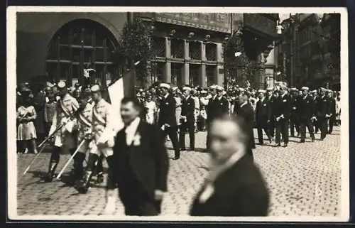Foto-AK Alt-Frankfurt, Studenten beim Umzug am Römerberg 1930