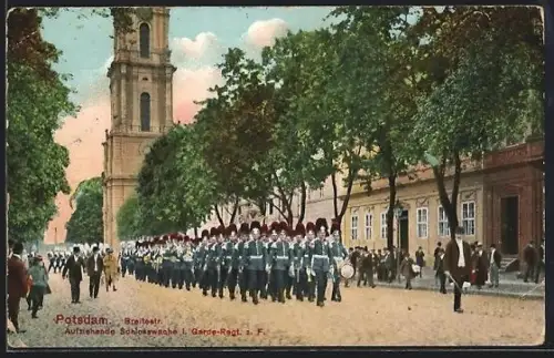 AK Potsdam, aufziehende Schlosswache I. Garde-Regt. in der Breitestrasse