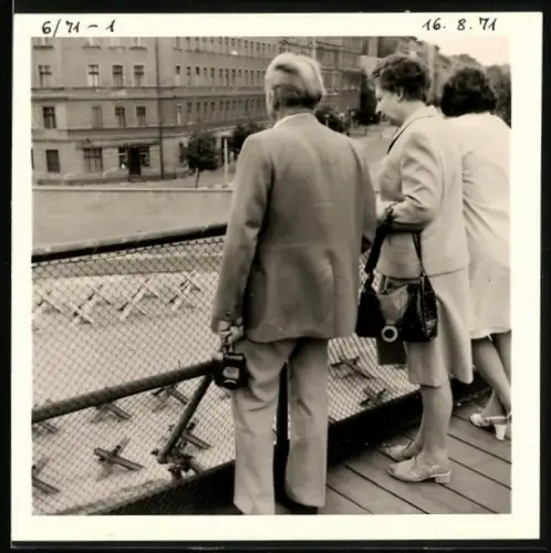 Fotografie unbekannter Fotograf, Ansicht Berlin, Aussichtspunkt Berliner Mauer, Panzersperren auf dem Todesstreifen