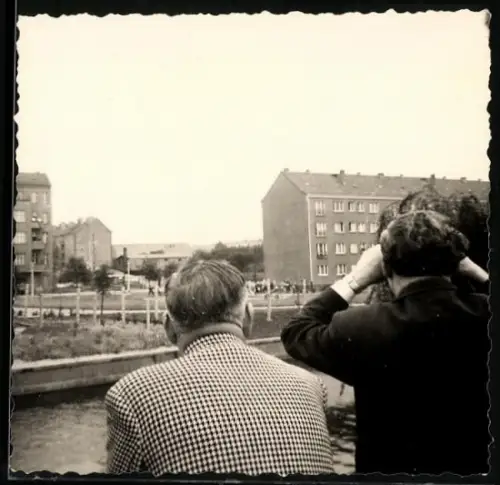 Fotografie unbekannter Fotograf, Ansicht Berlin, Ausblick über die Sektorengrenze nach Ost-Berlin