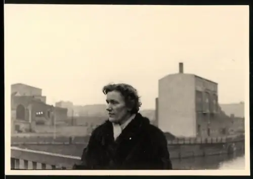 Fotografie unbekannter Fotograf, Ansicht Berlin, Hausfrau an der Spree in Nähe der Sektorengrenze - Zonengrenze