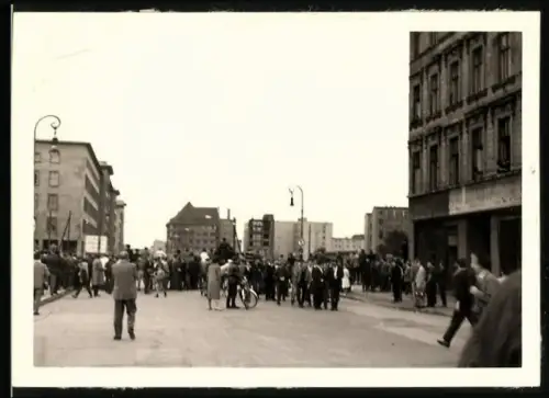 Fotografie unbekannter Fotograf, Ansicht Berlin-Mitte, Menschenauflauf an der Zonengrenze - Sektorengrenze