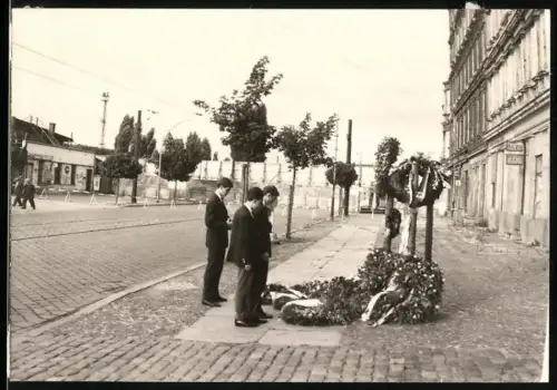 Fotografie unbekannter Fotograf, Ansicht Berlin, Gedenkstätte für die Maueropfer in der Bernauer Strasse, Sektorengrenze