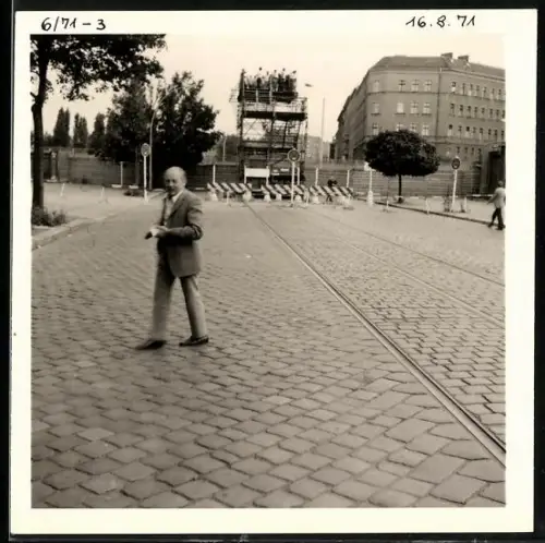 Fotografie unbekannter Fotograf, Ansicht Berlin, Bernauer Strasse, Aussichtsplattform an der Berliner Mauer