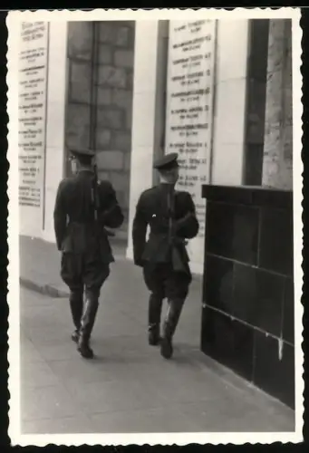Fotografie unbekannter Fotograf, Ansicht Berlin, Strasse des 17. Juni, Soldaten am Sowjetischen Ehrenmal im Tiergarten