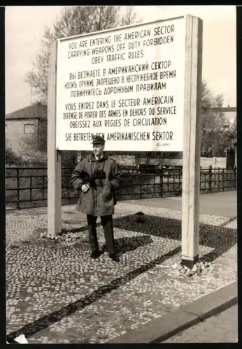 Fotografie unbekannter Fotograf, Ansicht Berlin, Sektorengrenze, Warnschild: Sie betreten den Amerikanischen Sektor
