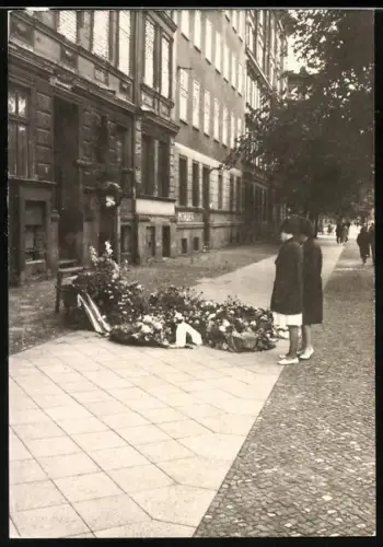 Fotografie unbekannter Fotograf, Ansicht Berlin, Bernauer Strasse, Kranzniederlegung für Maueropfer vor einem Grenzhaus