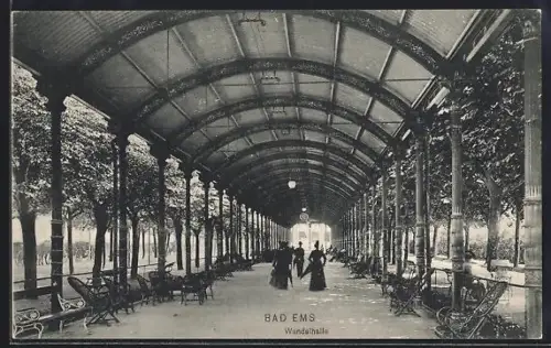AK Bad Ems, Wandelhalle mit Besucherinnen