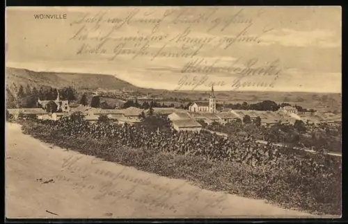 AK Woinville, Vue panoramique du village avec église et collines en arrière-plan
