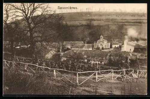 AK Savonières, Vue du cimetière et de l`église avec collines en arrière-plan