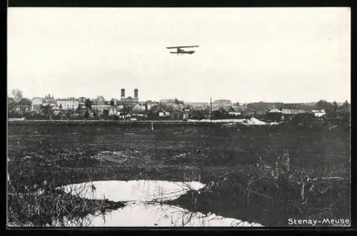 AK Stenay /Meuse, Vue sur la ville avec un avion en vol au-dessus du paysage rural