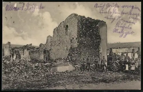 AK Véry, Ruines après la destruction avec soldats et canon