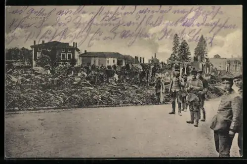 AK Varennes, Soldats devant des bâtiments en ruines après un bombardement