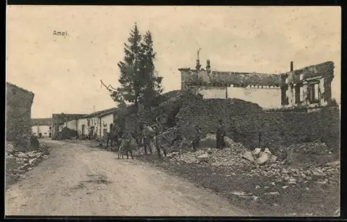 AK Amel, Rue principale avec bâtiments en ruines et habitants