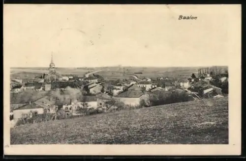 AK Baâlon, Vue panoramique du village avec son église et les champs environnants
