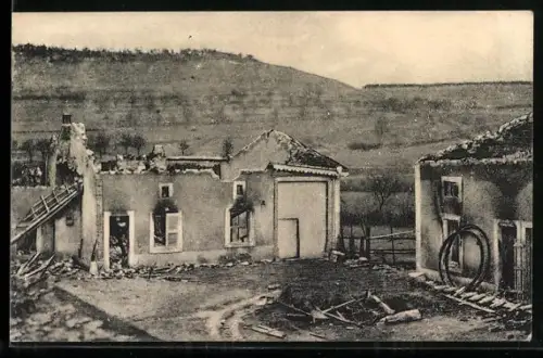 AK St. Remy, Ruines après le bombardement avec collines en arrière-plan